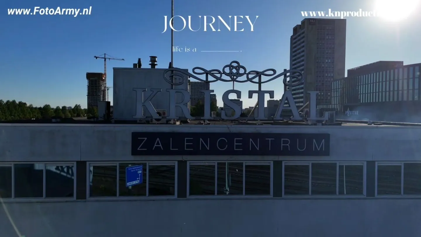 Stilbeeld uit een dronevideo van een zakelijk zalencentrum en de stedelijke omgeving