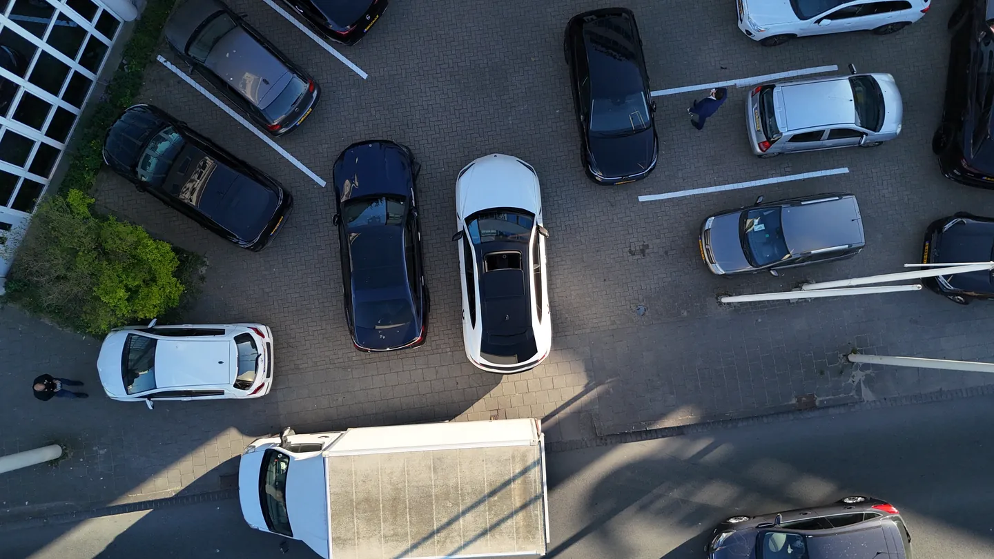 Luchtfoto van een zakelijke locatie en parkeerterrein in Den Haag