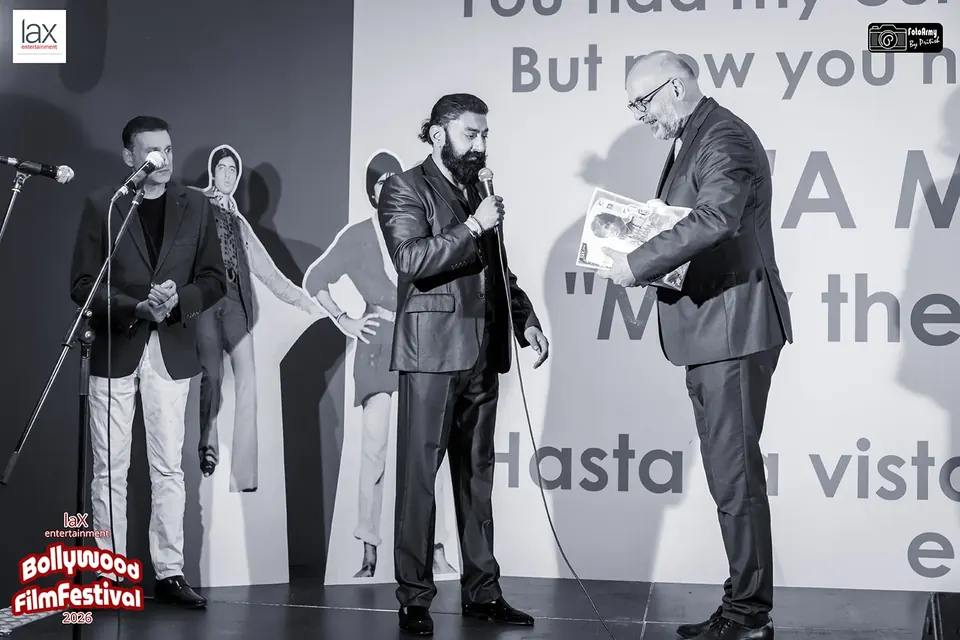 Presentatie en interactie op het podium tijdens een zakelijk evenement