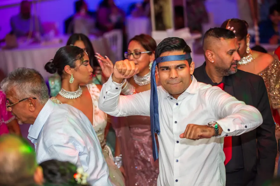 Gast danst spontaan tijdens een feestreportage