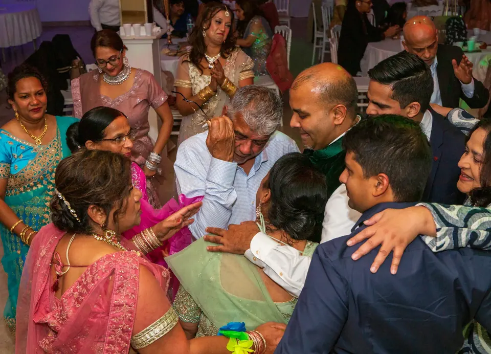 Familie en gasten samen tijdens een levendig feest