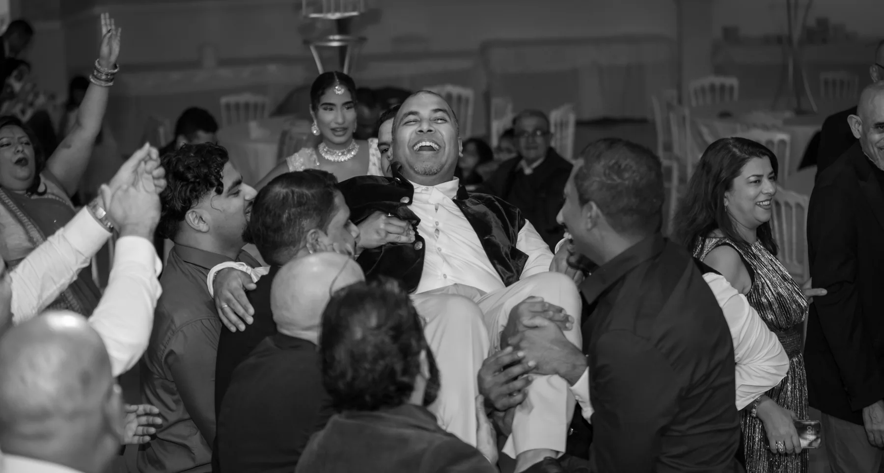 Feestgasten vieren samen een bijzonder moment