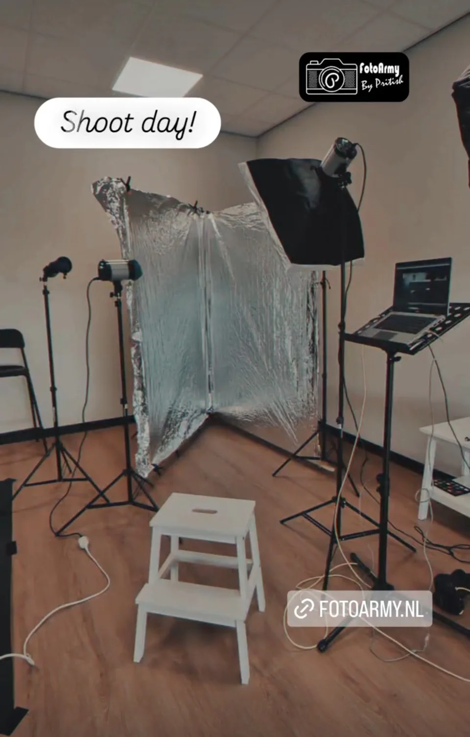 Studio van FotoArmy met lampen, reflectieschermen en camera-opstelling